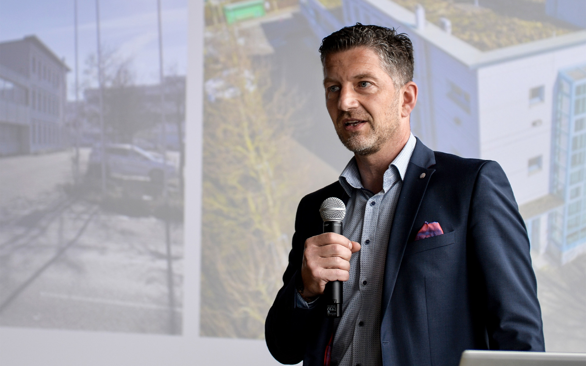 Tobias Eggimann präsentiert das Haus der Wirtschaft vor Publikum