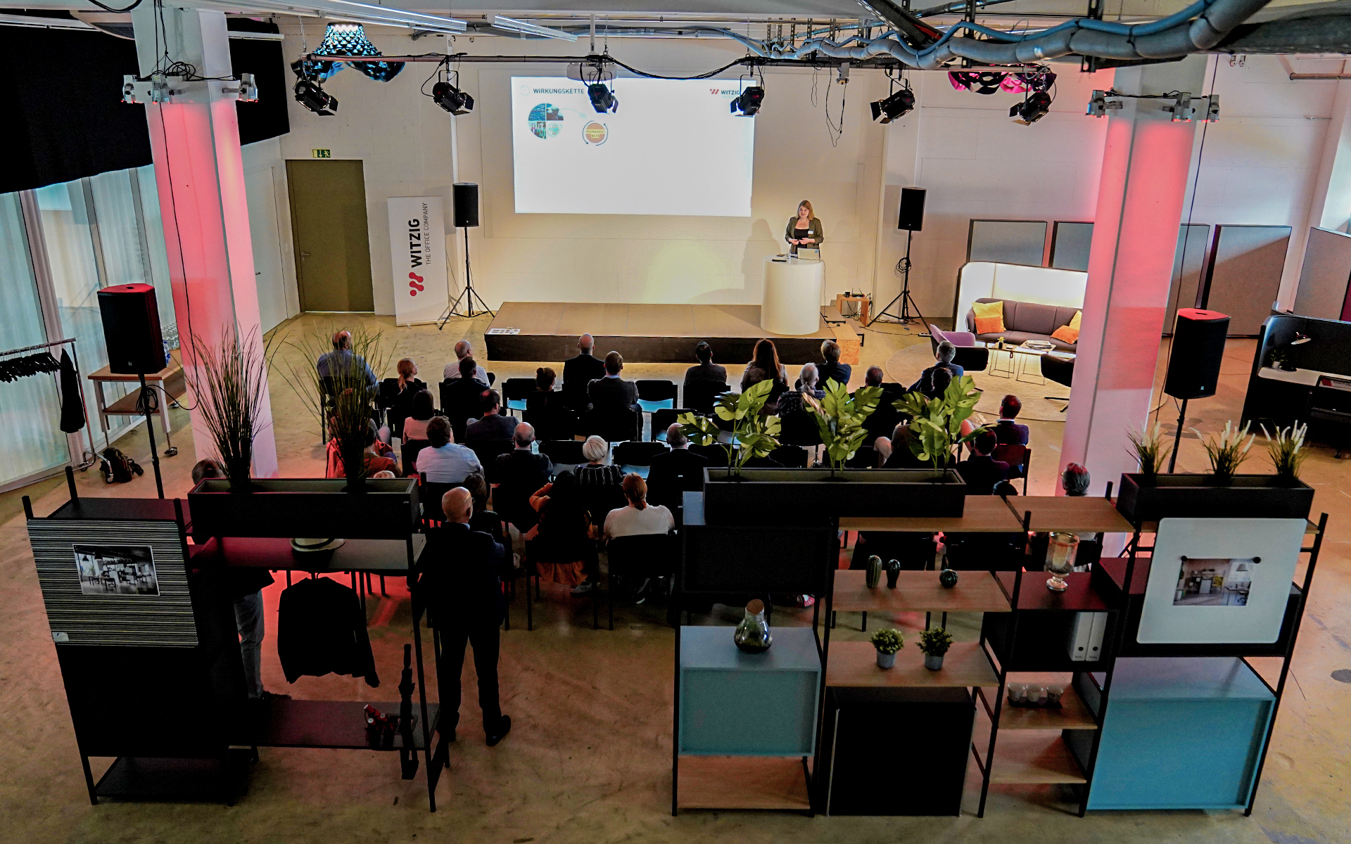 Eventhalle im Startfeld St. Gallen mit Speaker und Gästen und dem vorgestellten Nodo Möbel an der "New Work - Back to Office" Roadshow von Witzig The Office Company
