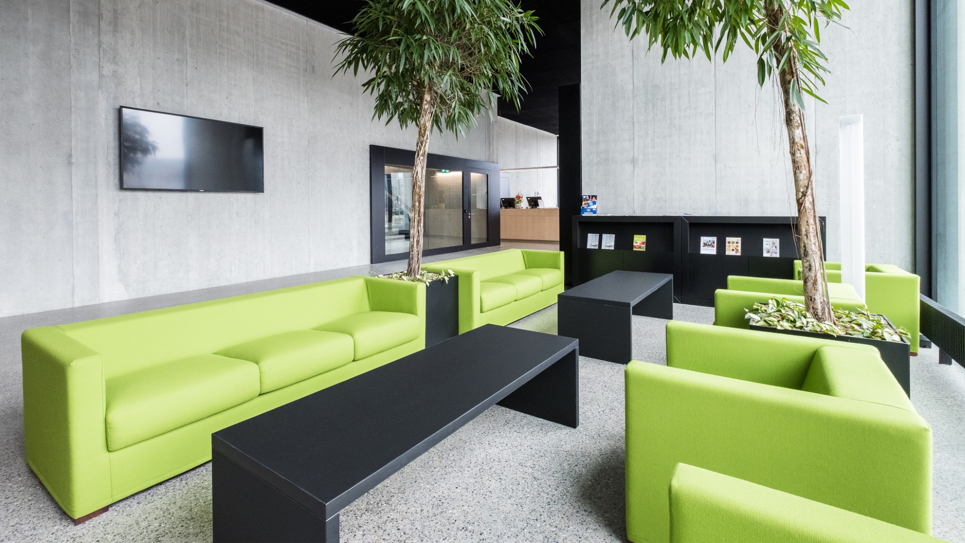 Die bedarfsgerecht eingerichteten Arbeitsräume wurden konsequent in der frischgrünen Corporate Farbe des Unternehmens gestaltet.