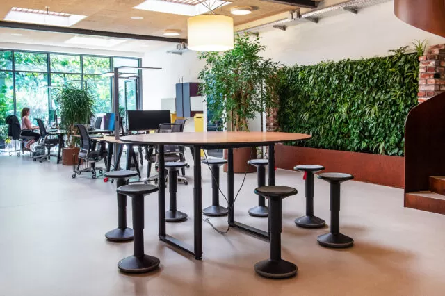 Meetingzone in Büro mit Tisch und Hocker. Fondation Botnar Basel, Büroeinrichtung von Witzig